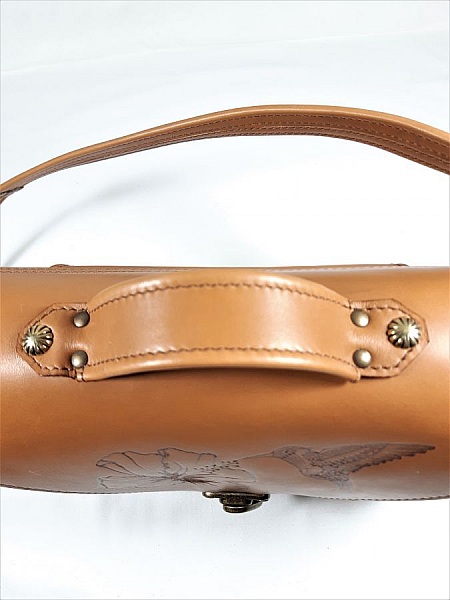 Sac cuir pyrograv&eacute; coloris havane cr&eacute;ation artisanale.