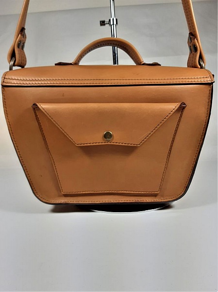 Sac cuir pyrograv&eacute; coloris havane cr&eacute;ation artisanale.