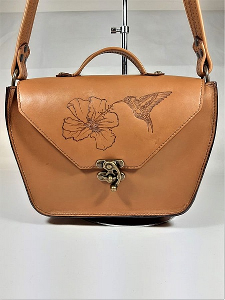 Sac cuir pyrograv&eacute; coloris havane cr&eacute;ation artisanale.