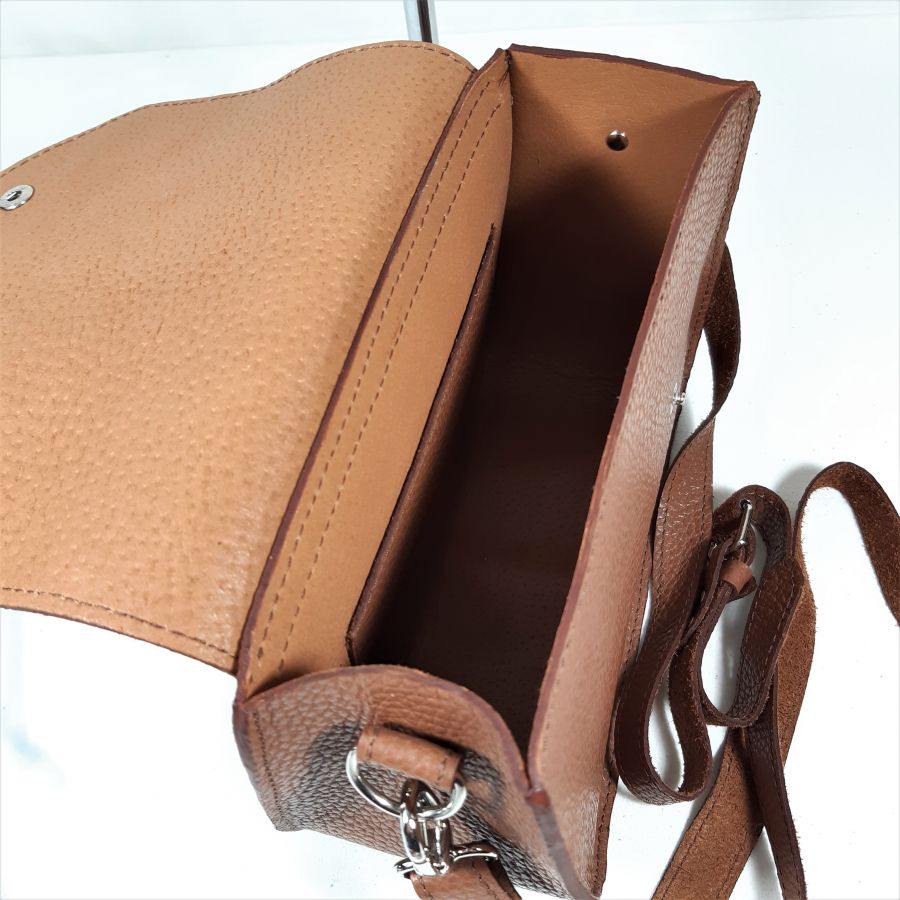 Sac cuir vachette coloris camel, porté épaule, création artisanale.
