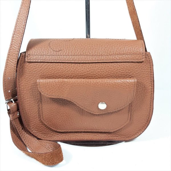 Sac cuir vachette coloris camel, porté épaule, création artisanale.