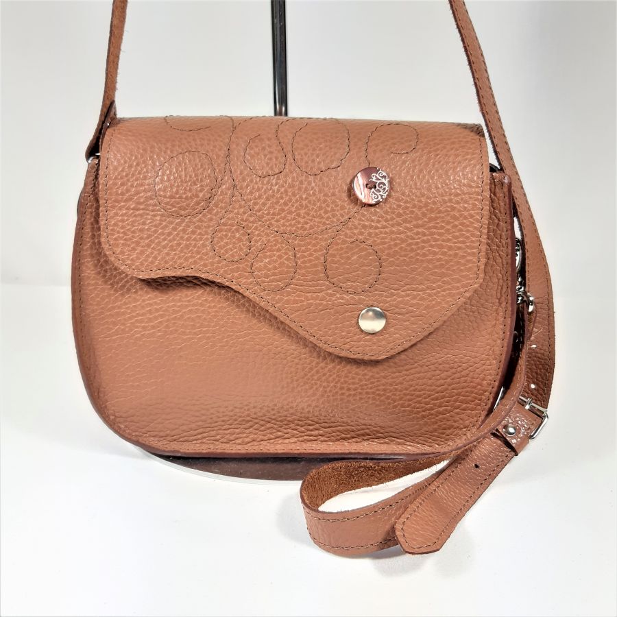 Sac cuir vachette coloris camel, porté épaule, création artisanale.