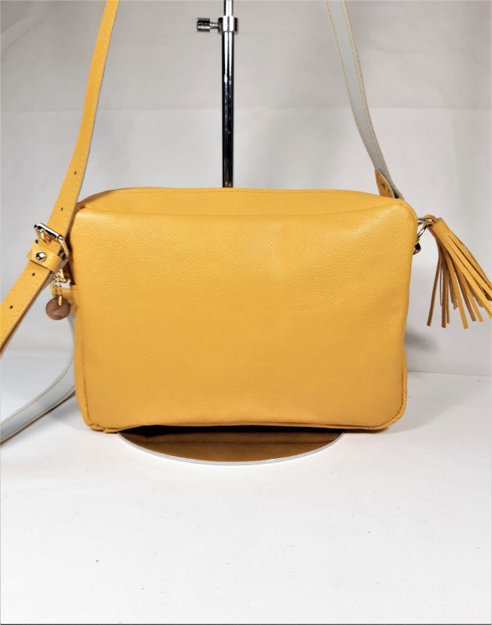 Sac cuir vachette avec fermeture à glissière coloris jaune.