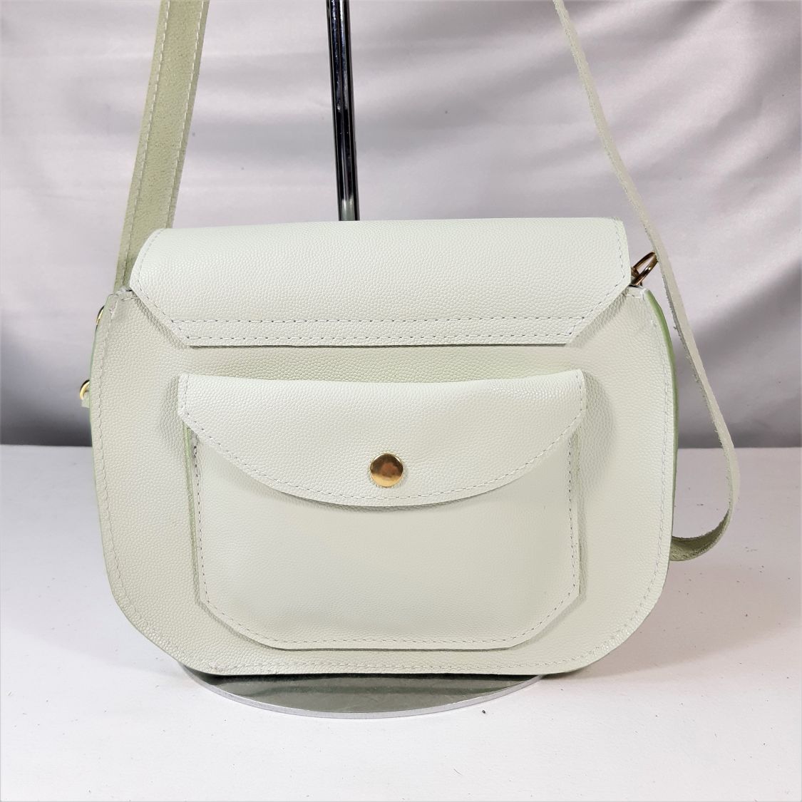 Sac en cuir de vachette grainé coloris rose vert d'eau.