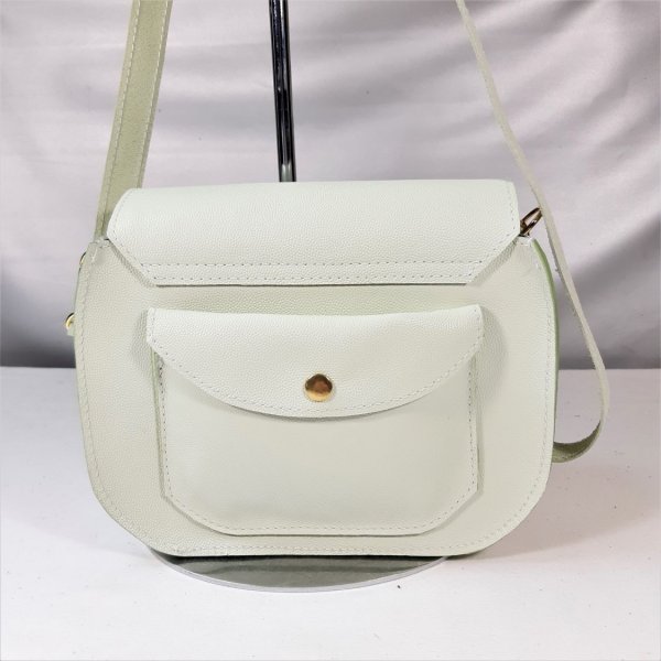 Sac en cuir de vachette grainé coloris rose vert d'eau.