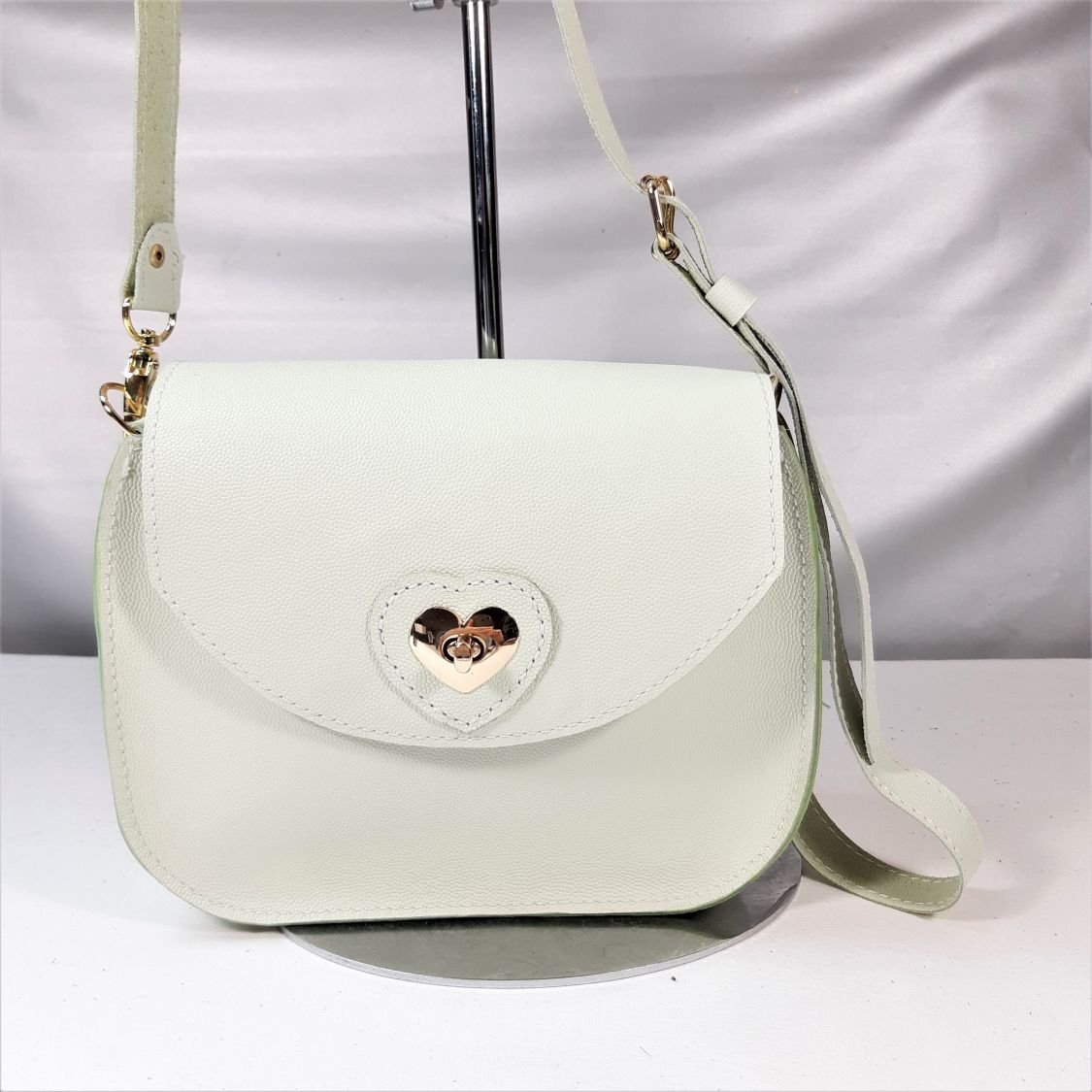 Sac en cuir de vachette grainé coloris rose vert d'eau.