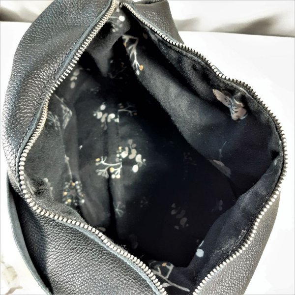 Grand sac cuir de vachette noir avec fermeture à glissière.