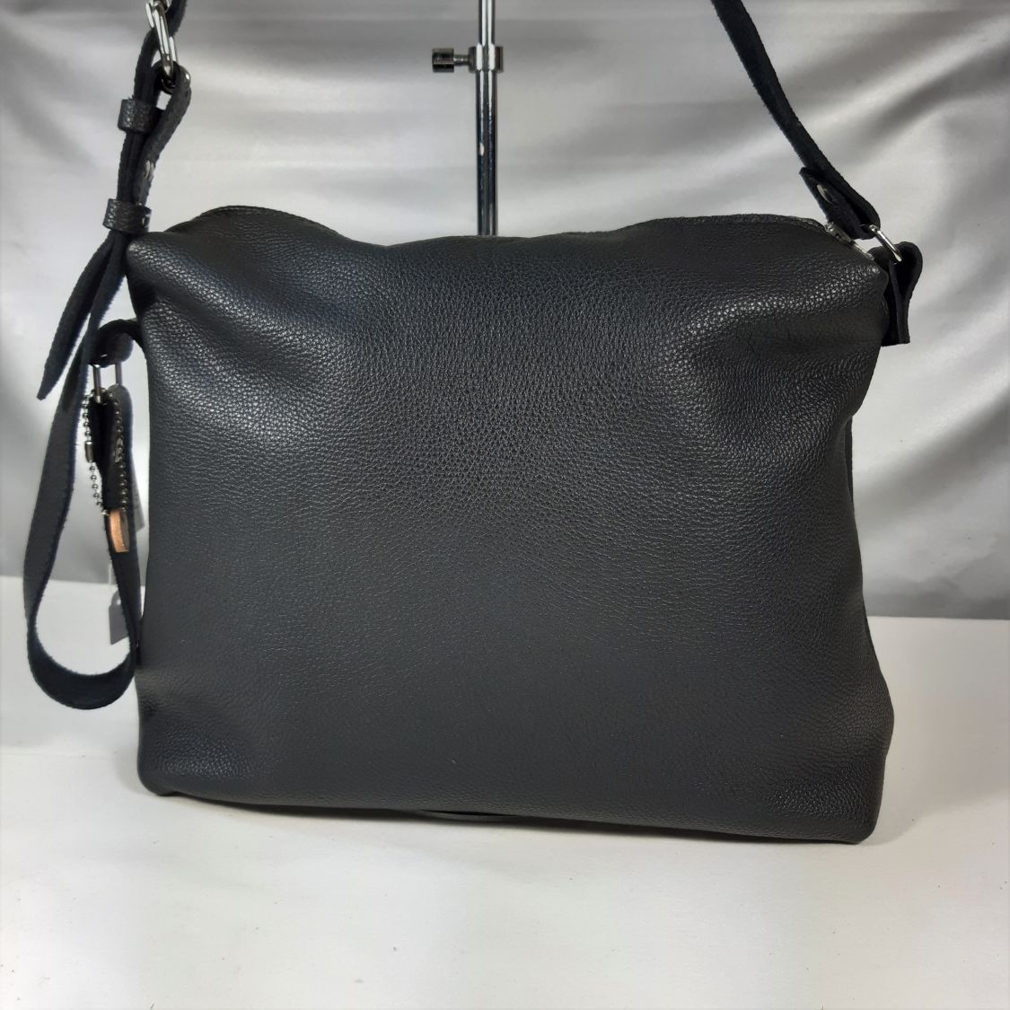Grand sac cuir de vachette noir avec fermeture à glissière.