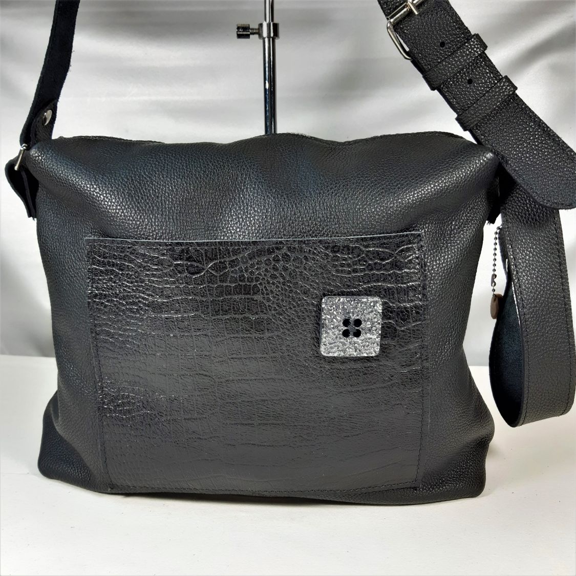 Grand sac cuir de vachette noir avec fermeture à glissière.