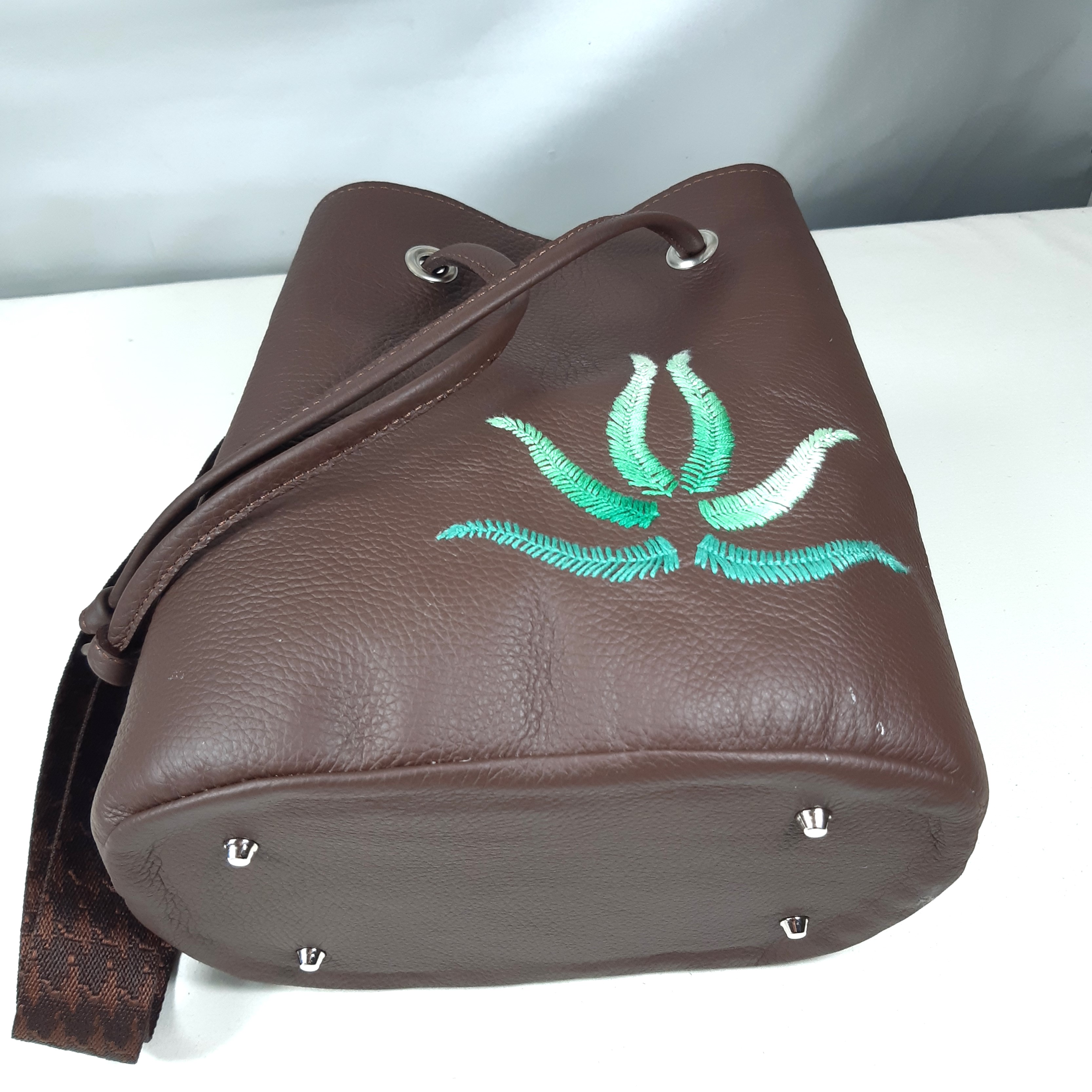 Sac seau cuir marron brodé main