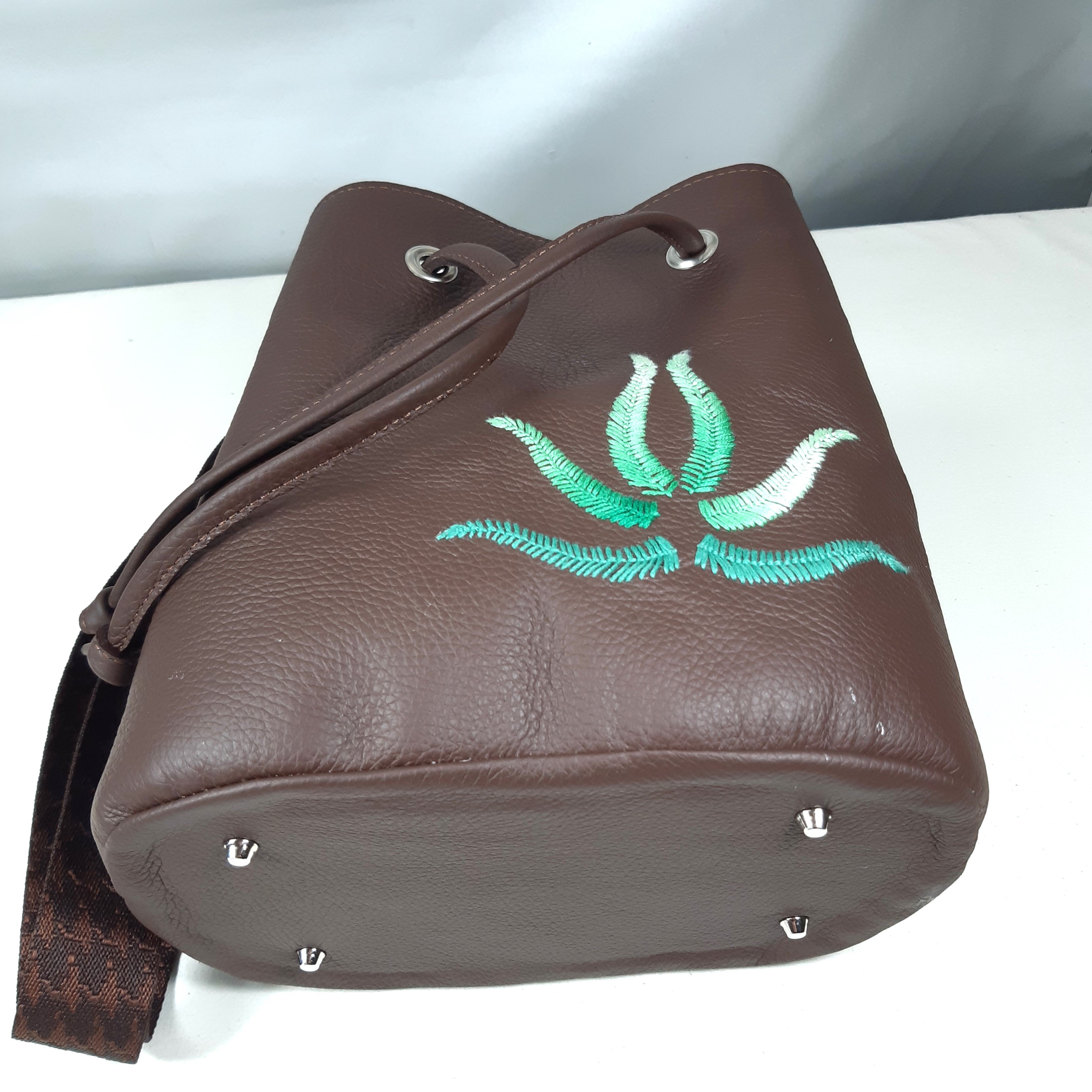 Sac seau cuir marron brodé main