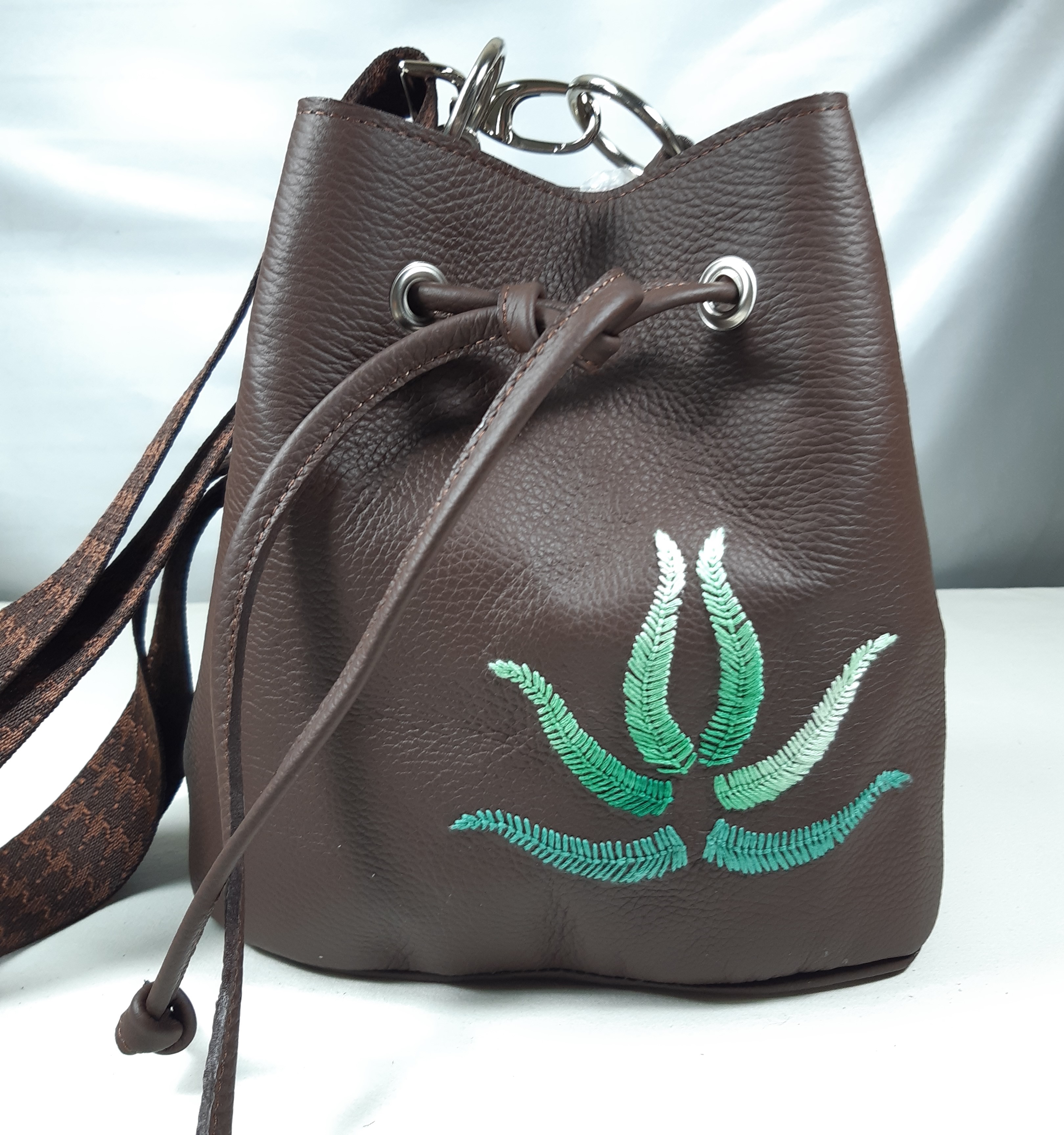 Sac seau cuir marron brodé main