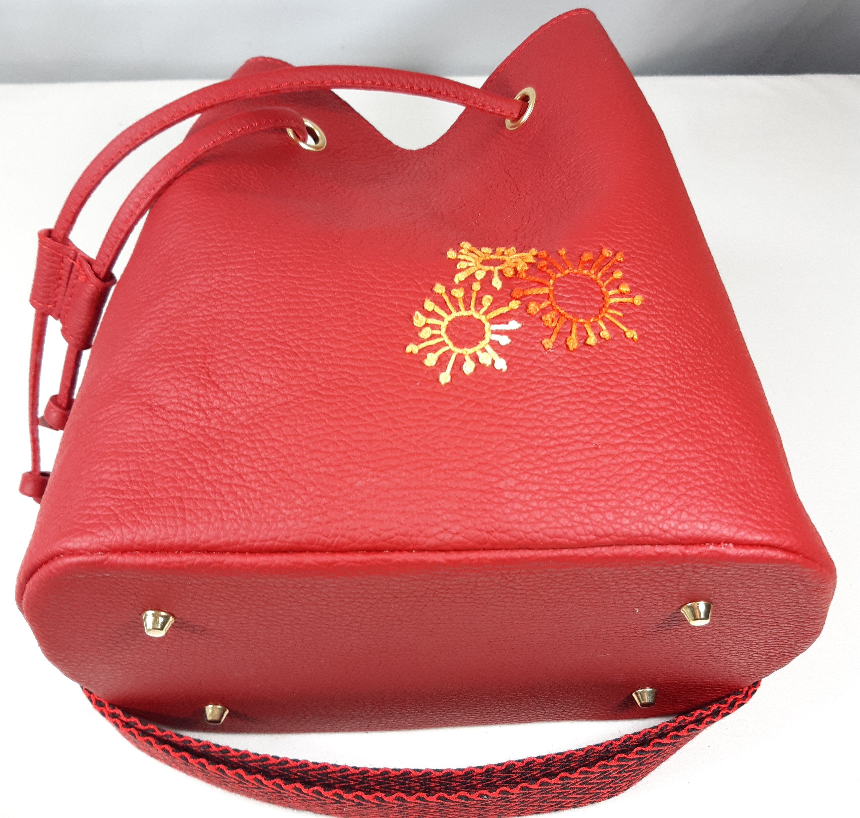 Sac seau cuir rouge brodé main