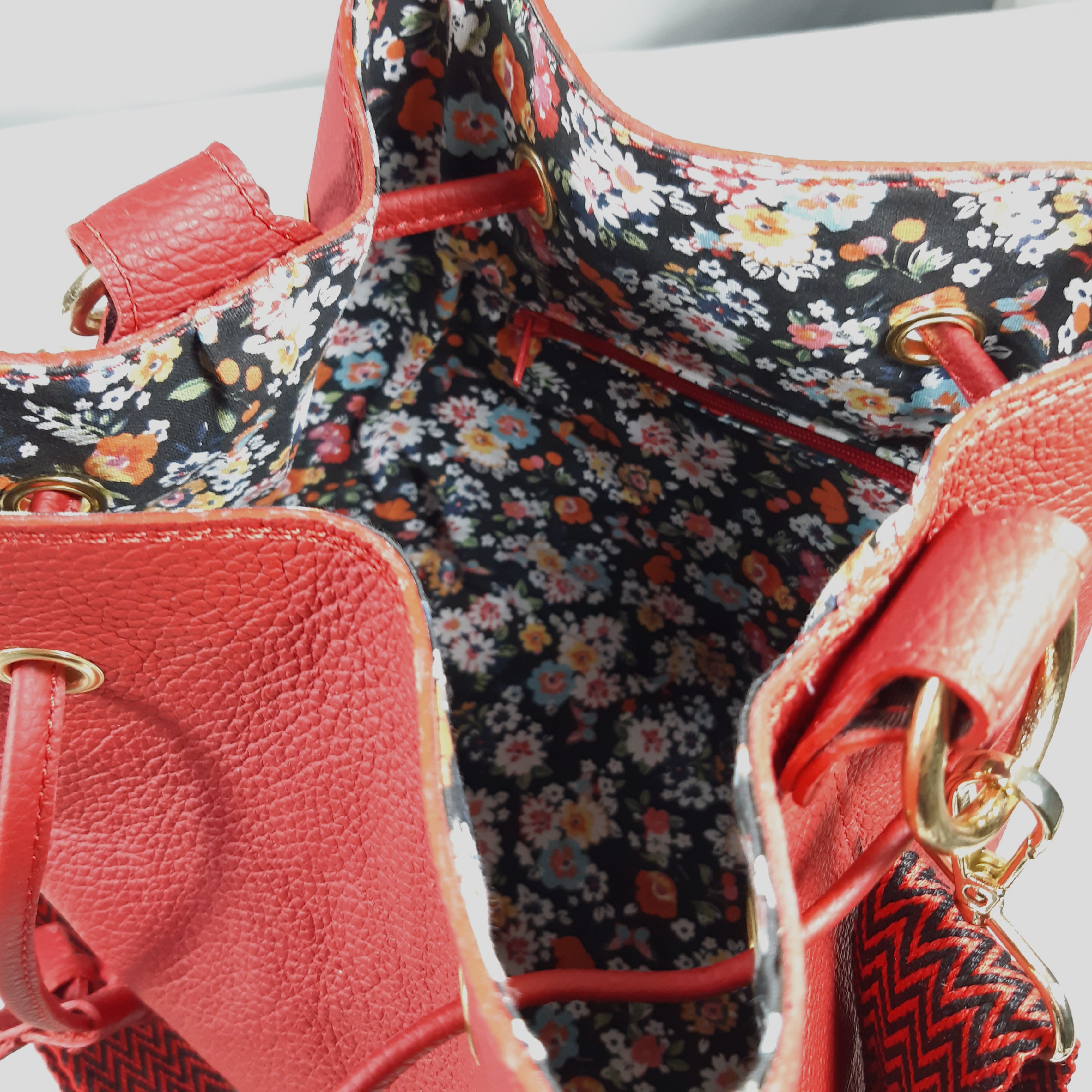 Sac seau cuir rouge brodé main