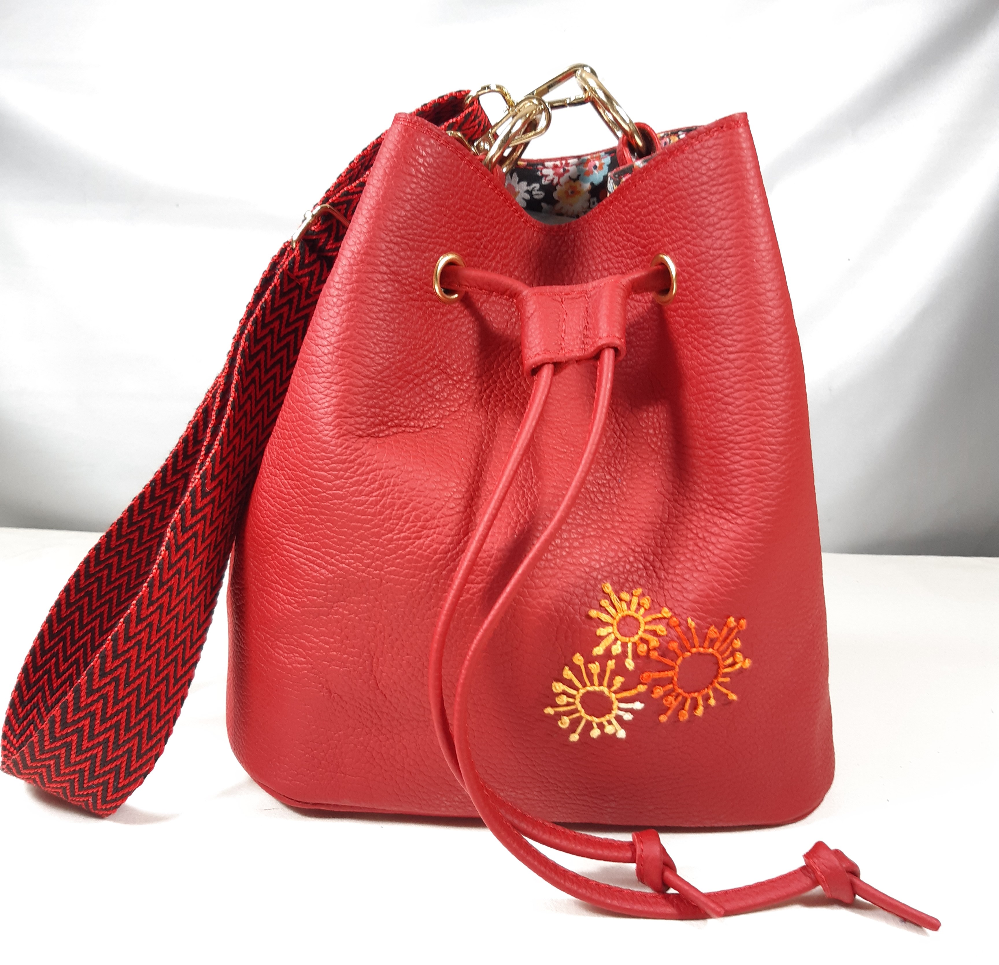 Sac seau cuir rouge brodé main