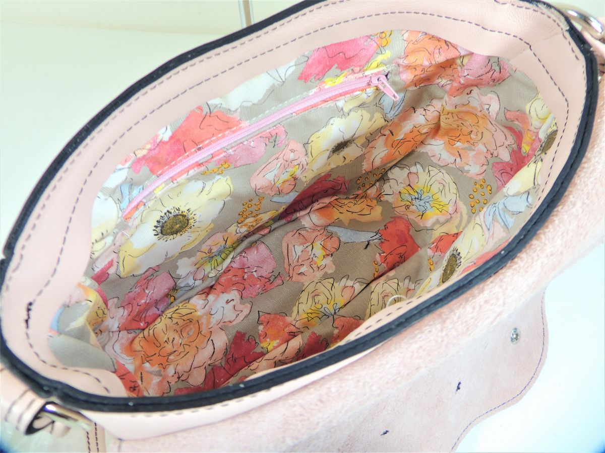 Sac à main cuir de vachette souple coloris nude.