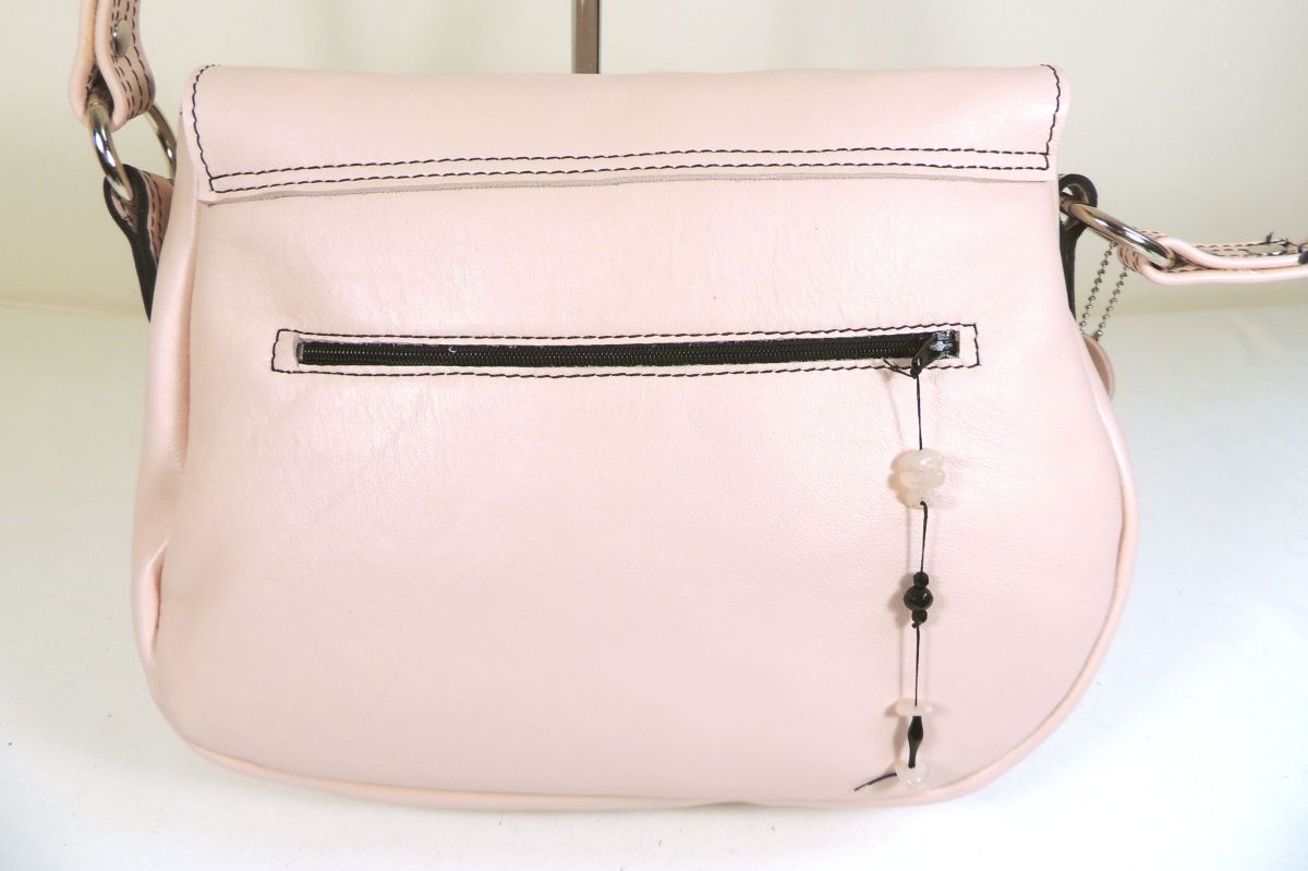 Sac à main cuir de vachette souple coloris nude.