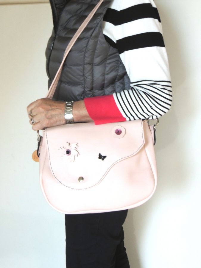 Sac à main cuir de vachette souple coloris nude.
