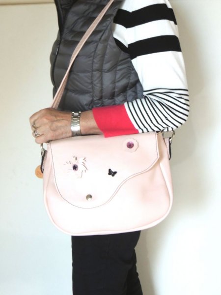 Sac à main cuir de vachette souple coloris nude.