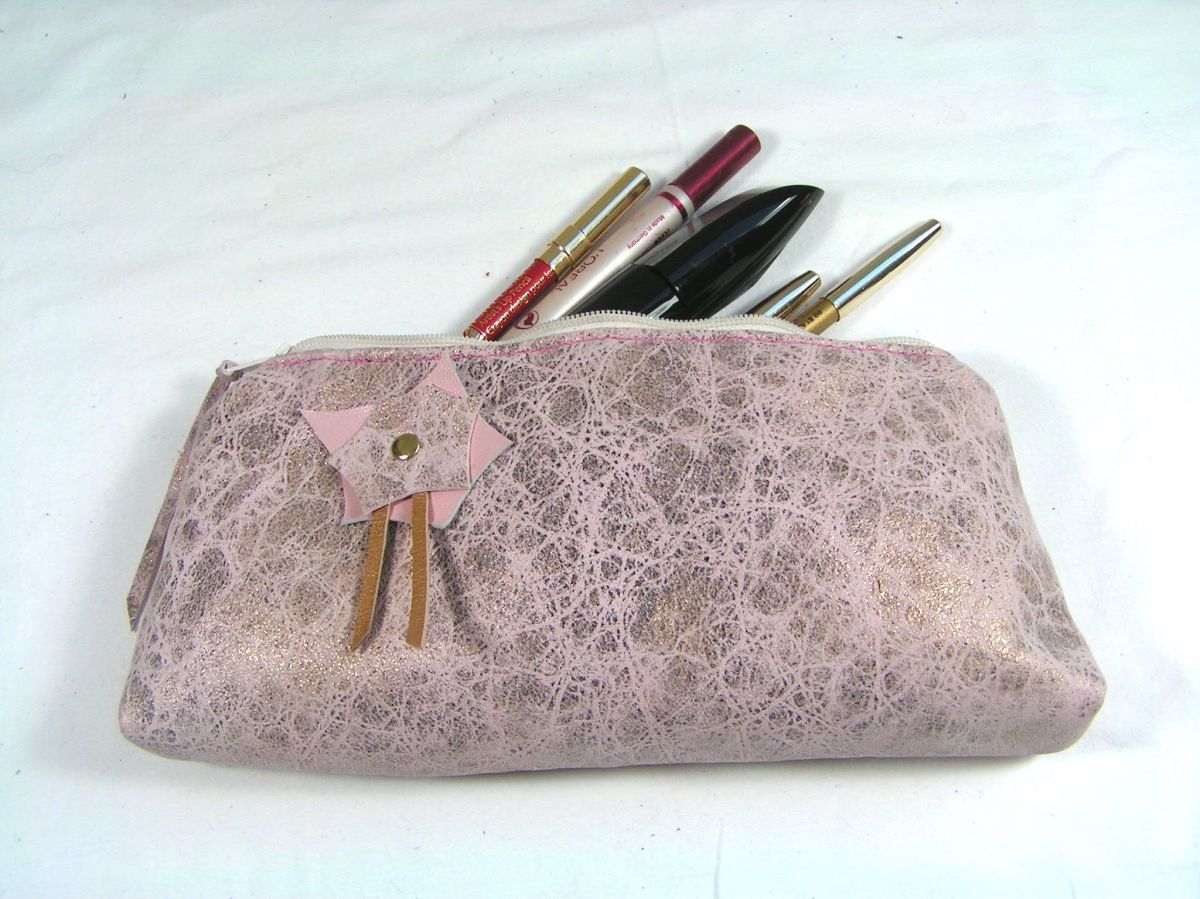 Trousse maquillage coloris vieux rose .