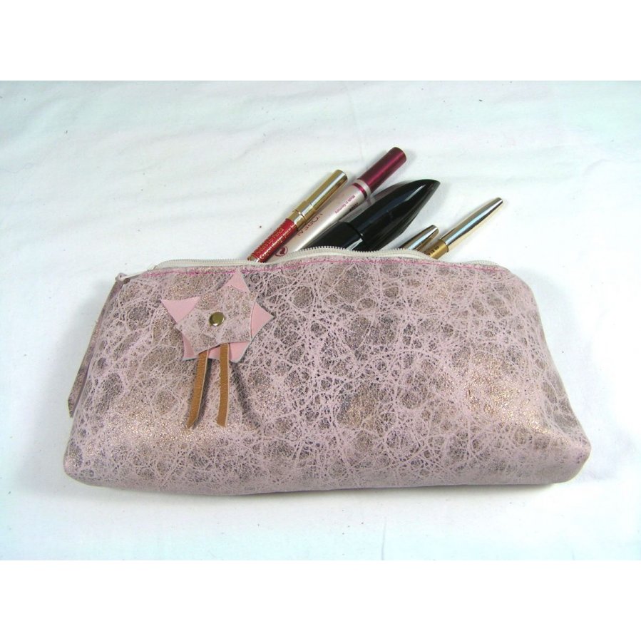 Trousse maquillage coloris vieux rose .