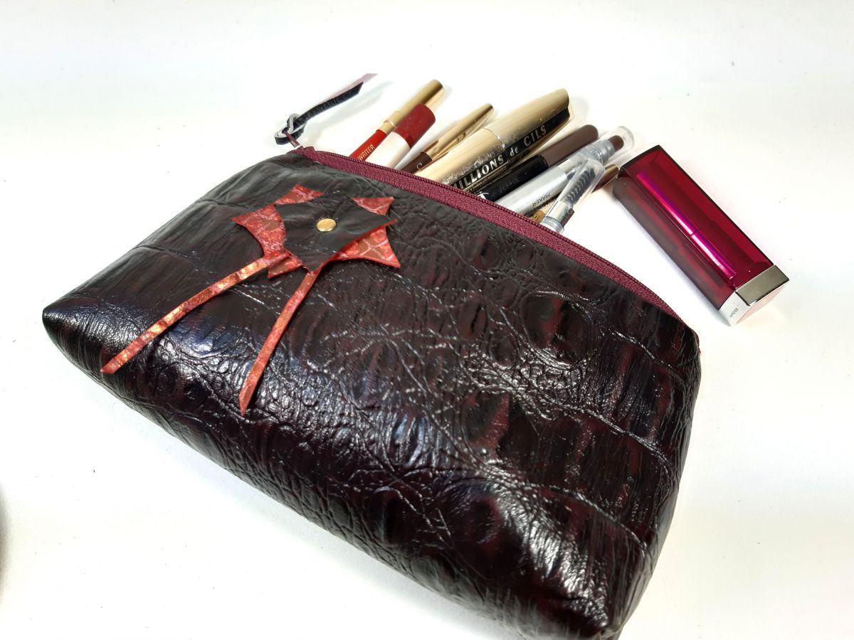 Trousse maquillage croûte de cuir façon croco.