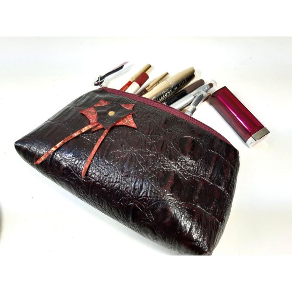 Trousse maquillage croûte de cuir façon croco.