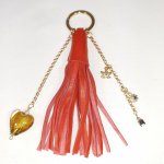 Bijou de sac, pompon cuir coloris rouge avec coeur verre de Murano.