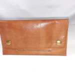 Pochette pour tabac cuir de vachettelisse coloris marron.