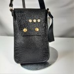 Pochette pour smartphone cuir de vachette imprimé, coloris noir.