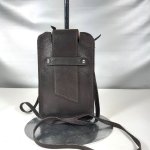 Pochette pour smartphone cuir de porc lisse, coloris marron foncé.