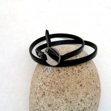 Bracelet cuir noir.