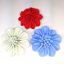 Broche fleur en cuir, coloris au choix: rouge, vert ou bleu