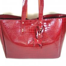Cabas croûte de cuir imprimée façon croco bordeaux.