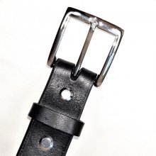 Ceinture cuir vachette, tannage végétal, coloris noir, boucle avec ardillon.