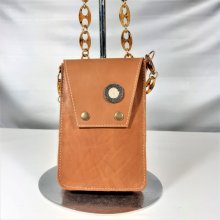 Pochette pour smartphone cuir de vachette lisse, bandoulière chaîne, coloris havane.