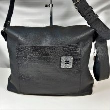 Grand sac cuir de vachette noir avec fermeture à glissière.