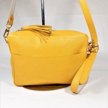 Sac cuir vachette avec fermeture à glissière coloris jaune.