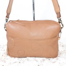 Sac cuir vachette avec fermeture à glissière coloris brun beige.